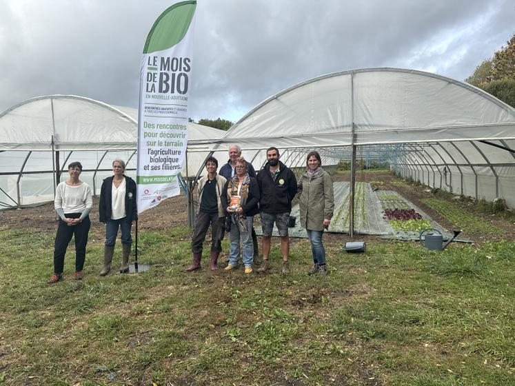 Les partenaires du Mois de la Bio, réunis sur l'exploitation de Marie-Loup Nivet à Salles-Lavalette.