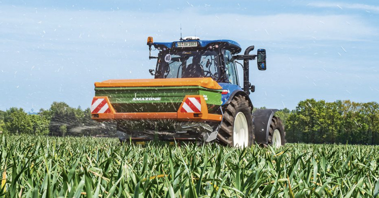 L'épandage d'engrais permet de gagner 4 à 8 fois plus de temps qu'un semis traditionnel, selon la FDC.