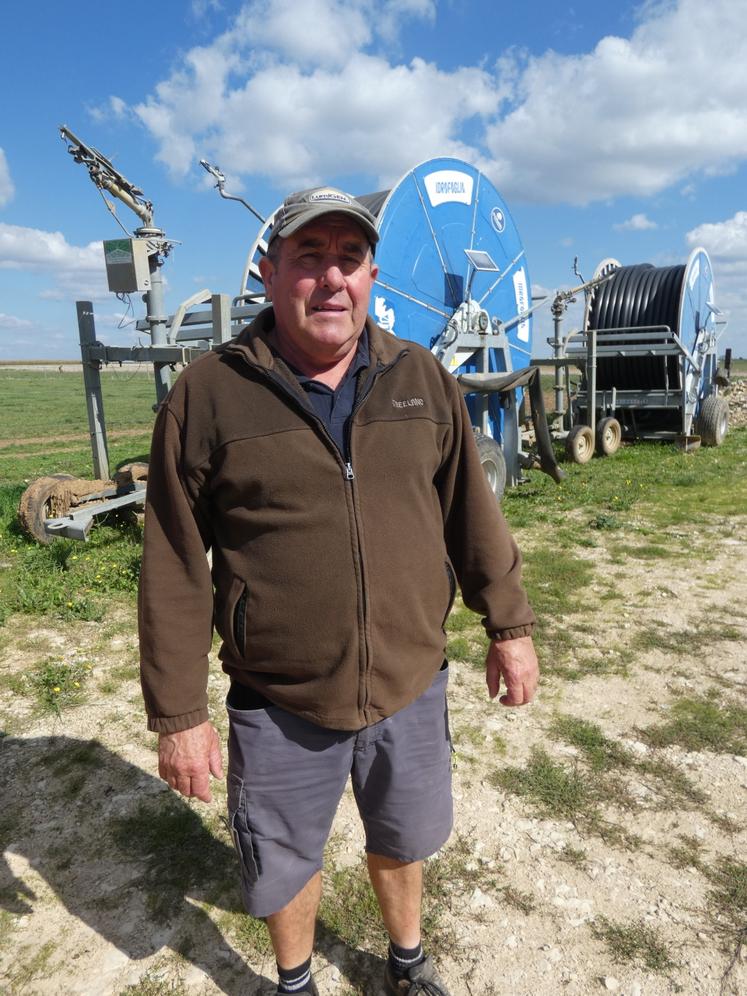Pascal Ribreau regrette que les agriculteurs soient une nouvelle fois sanctionnés par les tribunaux malgré tous les efforts faits pour respecter les arrêtés d'irrigation. Le président de l'ASA Aunis s'inquiète pour l'alimentation de son troupeau de limousines et pour la transmission de son exploitation à ses fils.