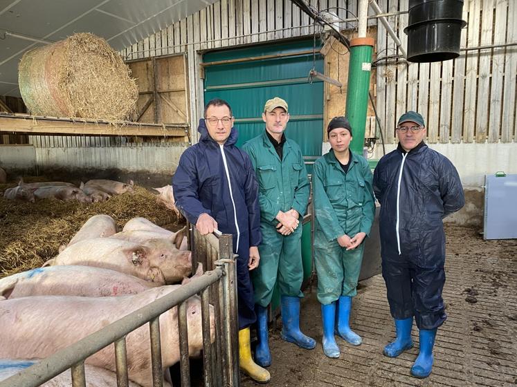 Les deux bâtiments pour les gestantes sont sur aires paillées en pente. De gauche à dr. : Régis Rézeau (Cooperl), Jérôme Clerc, Jeanne (salariée sur la ferme) et Samuel Bernard (Alicoop).