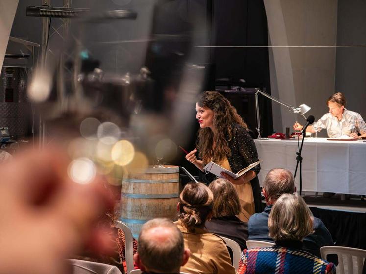 Dans son "Wine woman show", Sophie Jammet convoque les sens de ses spectateurs : dégustation partagée de vin, passion des mots, arts visuels avec la performance dessinée de deux auteurs de BD : Rémy Cattelain et Angèle Villeneuve.