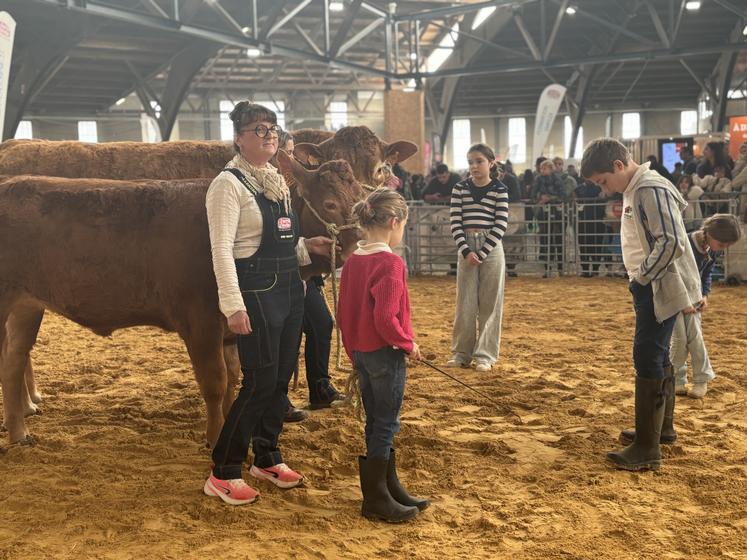 Comme une vingtaine d'autres femmes, Valérie Guilloteau a reçu cette salopette de travail à la Ferme s'invite.