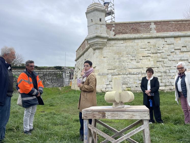 La fleur de lys en pierre a été posée, le 14 novembre, sur l'échauguette de la citadelle de Brouage.