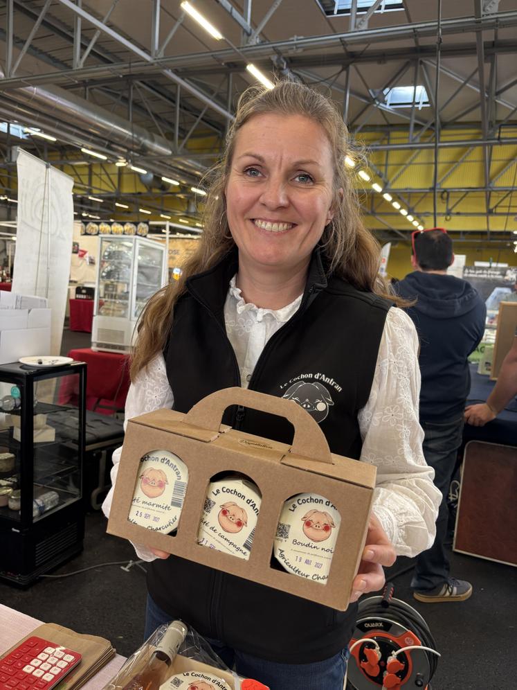 Céline Bois propose des coffrets qui regroupent plusieurs de ses produits préparés avec les porcs qu'elle élève à Antran. 