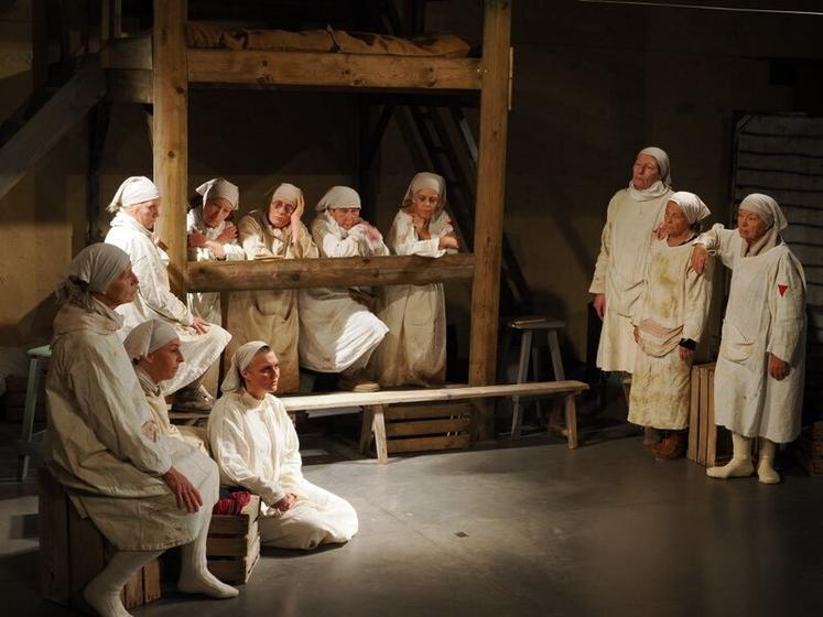 Une caisse à pommes est le décor principal de la pièce de Germaine Tillion, reprise à Journet par le petit théâtre à moteur et, ici ses 11 actrices.