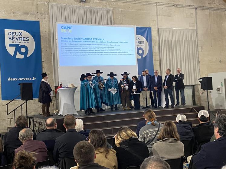 La commanderie du Gouste-Chèvre a intronisé ses nouveaux chevaliers, lors de la soirée internationale du 25 novembre. Certains d'entre eux viennent d'Afrique du Sud, d'Andalousie...