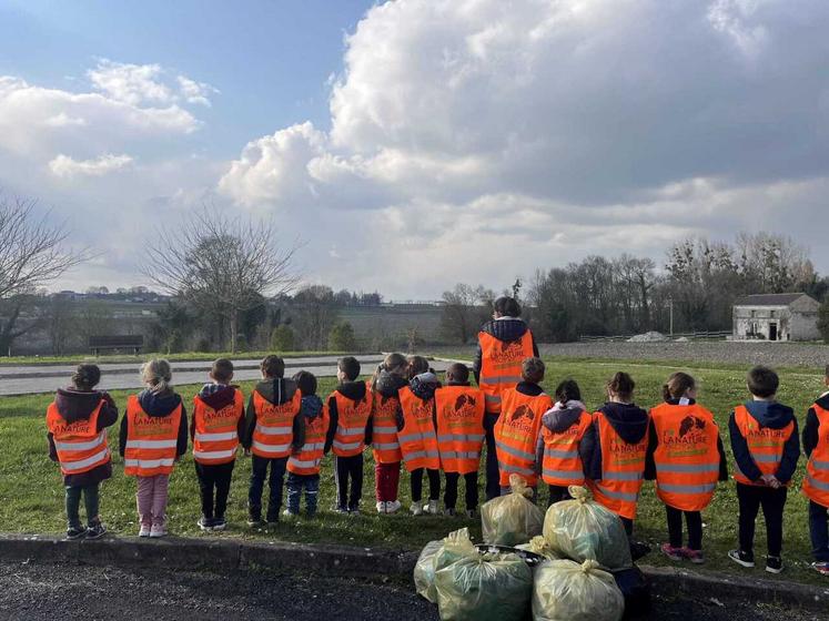 Après avoir planté des haies, les élèves de l'école de Biron ont participé à l'opération « J'aime la Nature Propre ».