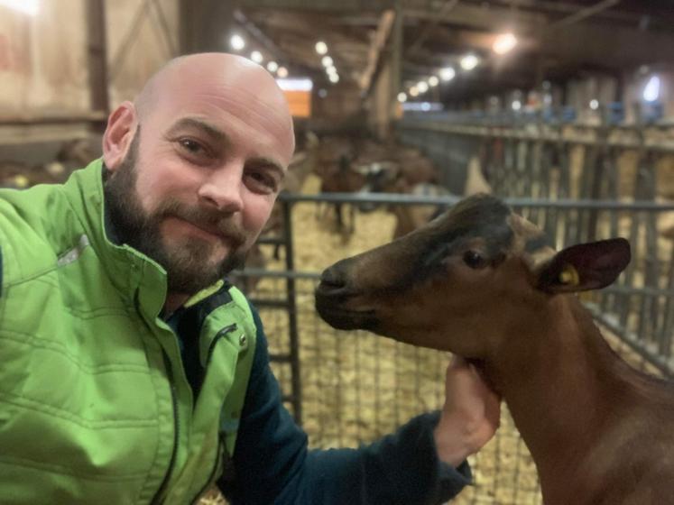 Olivier Danel, éleveur de 320 chèvres à Thouars, travaille avec Sanders depuis le mois de mars sur l'alimentation et avec Néolait depuis cette année sur la préparation à la mise bas.