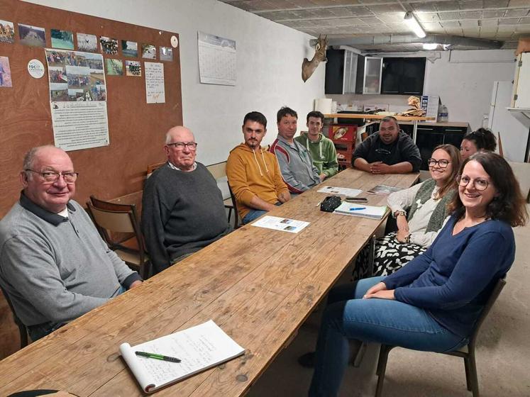 Les membres de l'ACCA de Biron et la directrice de l'école locale, Béatrice Renault (première en partant de la droite), travaillent ensemble autour d'actions en lien avec la nature.