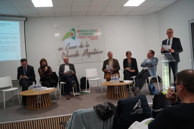 La session de la Chambre d'agriculture, qui s'est tenue 24 novembre à Angoulême, a servi de baptême du feu pour son nouveau directeur Vincent Colas (à droite). "Nouveau" avec des guillemets, car cet ingénieur agricole a œuvré pendant 25 ans au Conseil départemental et connaît bien les rouages de l'agriculture charentaise et ses acteurs. Il remplace Richard Drouin.