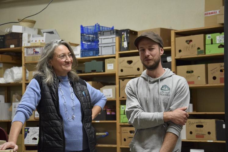 Isabelle Sevegrand, gérante du magasin Biocoop L'Epicéa de Soyaux, et Michael Villan, éleveur de poules pondeuses à Sers.