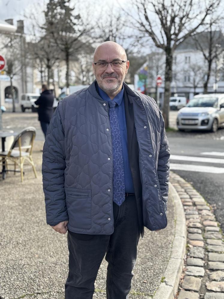 "Les maires sont les MacGyver de la démocratie", confie Cyril Cibert.