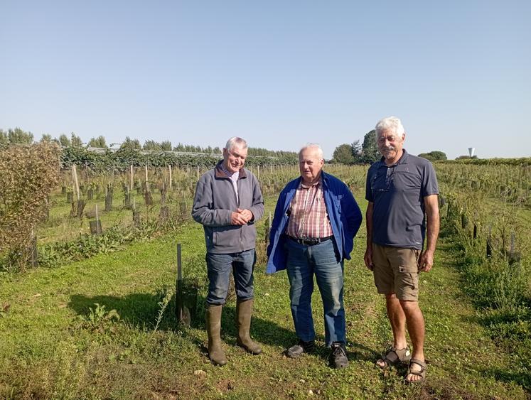 Les voisins Gilles Bouquet et André Mahet entourent et soutiennent Max Viguiaud.