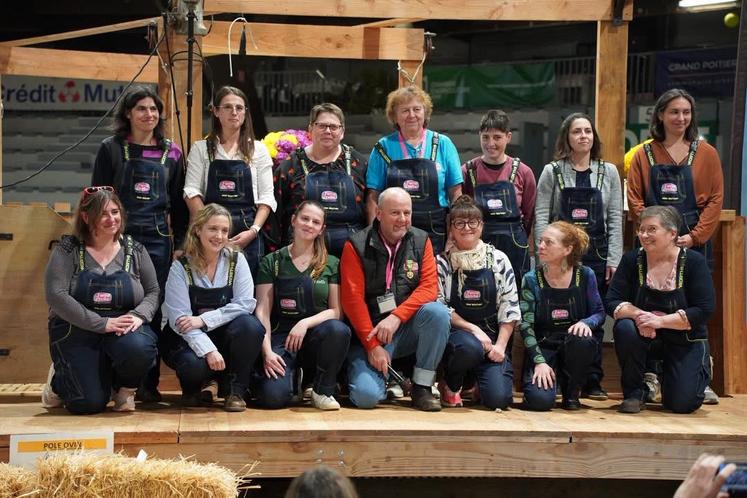 Une vingtaine de femmes ont été mises à l'honneur vendredi soir. Elles ont chacune reçu de nombreux cadeaux, dont une cotte de travail et la médaille du ministère de l'agriculture.