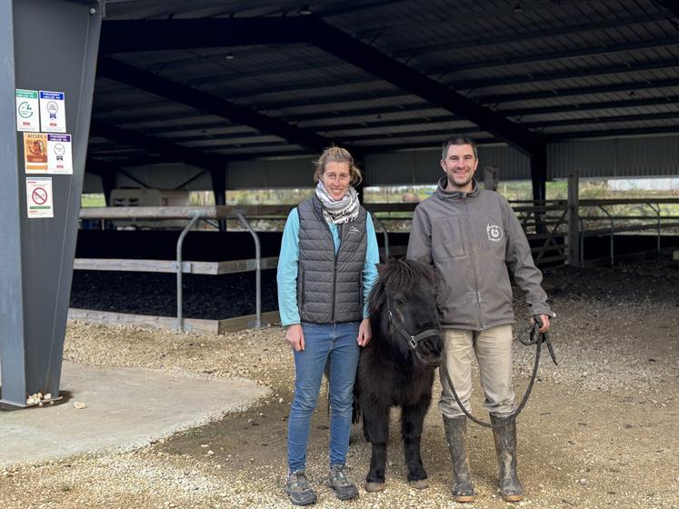 Élizabeth et Stéphane Naffrechoux (ici sous leur nouveau bâtiment) emmènent régulièrement Gaufrette dans des maisons de retraite.