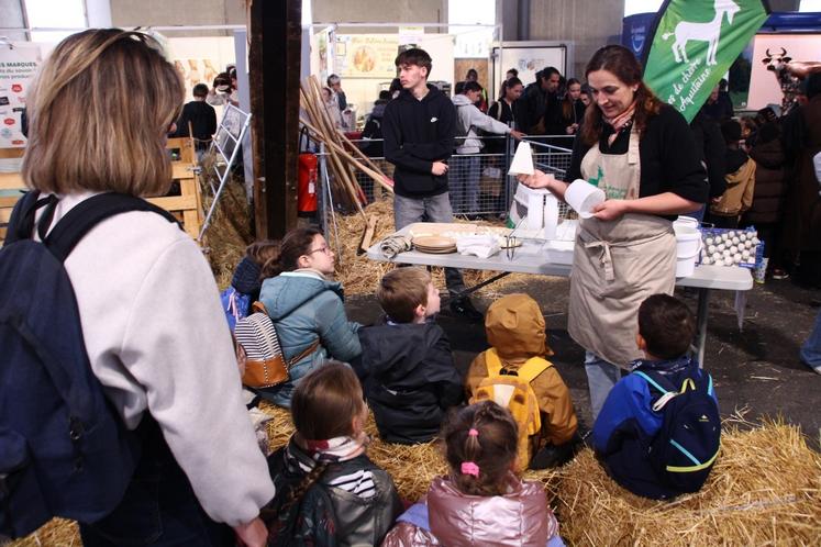 Un des ateliers expliquait aux enfants comment le lait de chèvre se transforme en fromage.