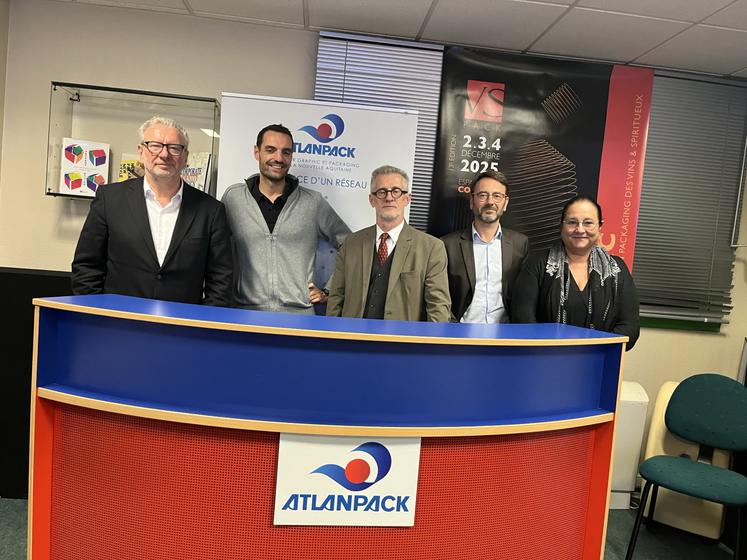 De gauche à droite : Jean-Christophe Boulard, délégué général d'Atlanpack ; Yohan Curtan, chargé de mission ; Jean-Pierre Bernadet, président de l'association ; Charles-Henri de Robillard, trésorier ; Christelle Guérin, assistante commerciale et communication.