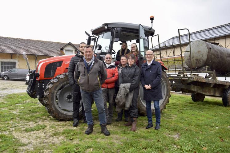 Les apprenants du CQP tractoriste avec leur formateur Christophe Borotto et le directeur du CFPPA/CFAA, Laurent Gaudré.