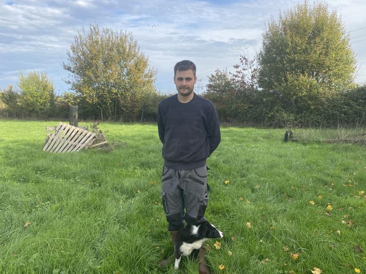 Raphaël Renoux, dans les prairies attenantes à la bergerie qui accueillera 300 brebis d'ici quelques jours.