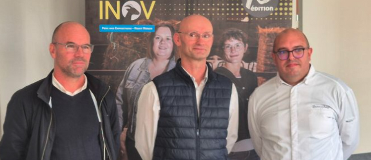 Samuel Hérault, président de Capr'Inov entouré de Florent Simmonet (Niort Agglo) et de Romain Chollet (Chollet traiteur), partenaires du salon.