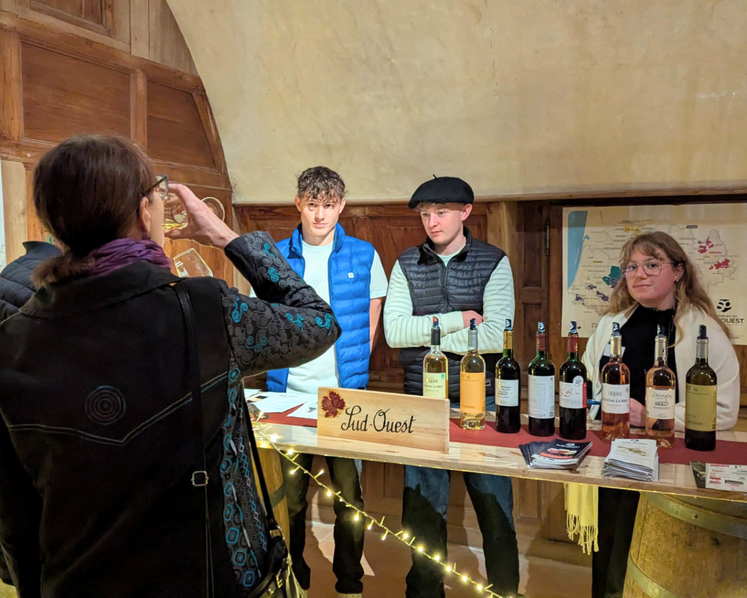Les élèves en BTS viticulture-œnologie assurent les dégustations et le conseil aux visiteurs.