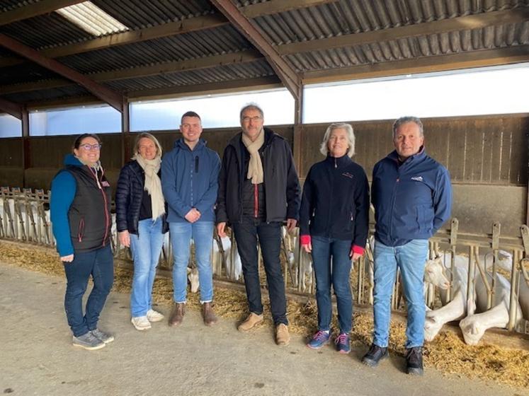 De g. à d. : Delphine Pinard, responsable de production chèvre (Agrial), Vanessa Le Calvez (Agrial), Raphaël Monneau (Gaec Capriluz), Mickaël Lamy (Agrial), Christine et Philippe Monneau (Gaec Capriluz).