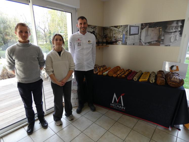 En compagnie des deux commis qui l'ont aidé à préparer le buffet, Enzo (ouvrier à Prahecq) et Lise (apprentie à St-Maixent), Cédric Ergo a présenté ses créations aux boulangers clients de la minoterie Méchain.