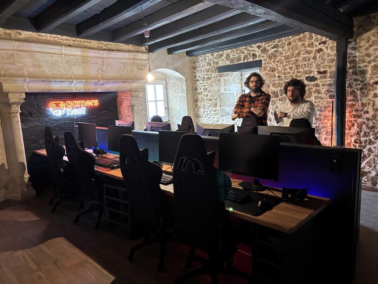 Mathieu Ramus et Clément Tholance ont notamment aménagé cette salle de jeux dans la tour médiévale.
