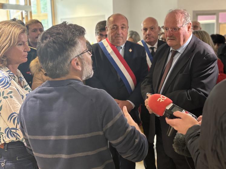 Michel Fournier s'est notamment entretenu avec les médecins de la Maison de Santé de Civray.