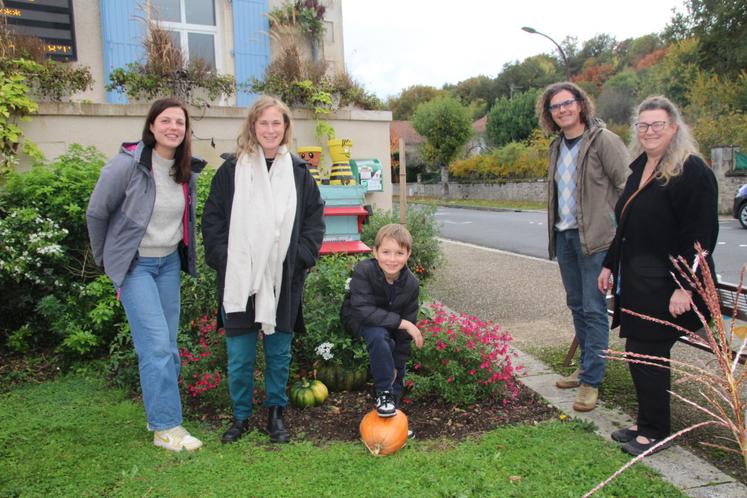 Des habitants (dont, à gauche, Éléonore Poth et Marion Mounier) sont à l'initiative de la future épicerie participative de Saulgé, soutenue par le maire, Bruno Puydupin et une conseillère, Pascale Robyn (à droite).