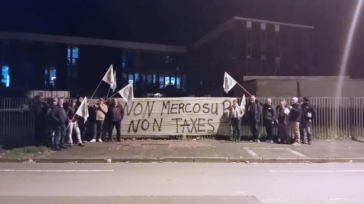Les élus de la FNSEA 17 se sont mobilisés devant la DDTM de La Rochelle, le 17 novembre dernier.