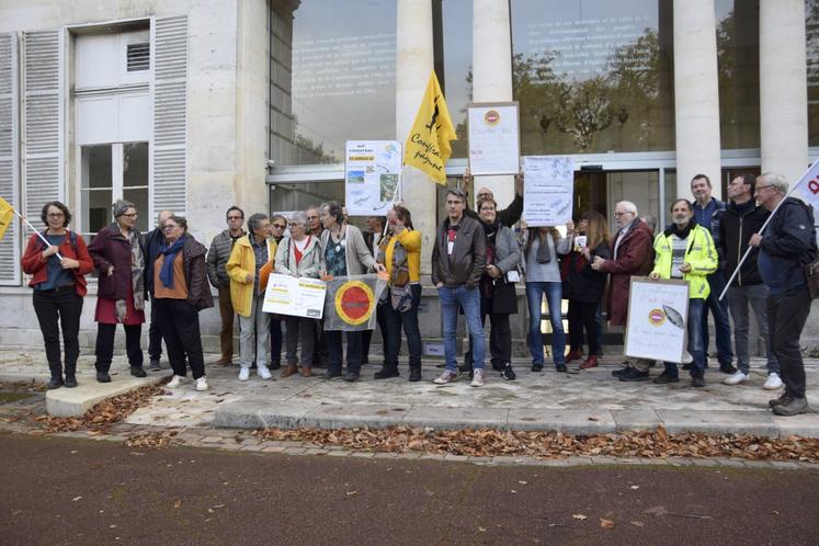 Une vingtaine d'opposants étaient devant la mairie à Cognac.