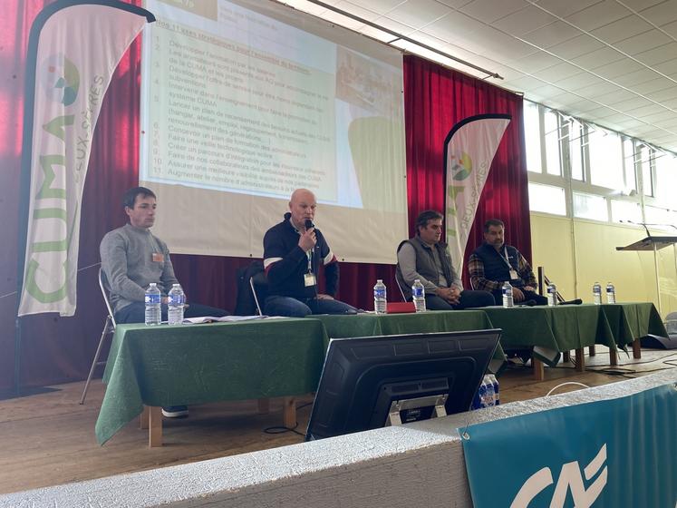 Olivier Marquis et Damien Berthomier (au centre), présidents des FdCuma 79 et 86, annoncent la fusion de leurs entités.