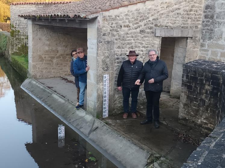 Les élus d'Aulnay-de-Saintonge, en compagnie du président du Symbo Frédéric Emard (deuxième en partant de la droite), ont présenté cette nouvelle échelle limnimétrique sur la Brédoire fin novembre.