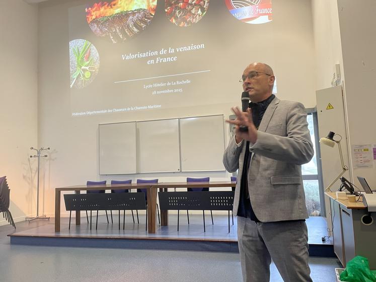 Anthony Gouineau a présenté la venaison au lycée hôtelier de La Rochelle, le vendredi 28 novembre.