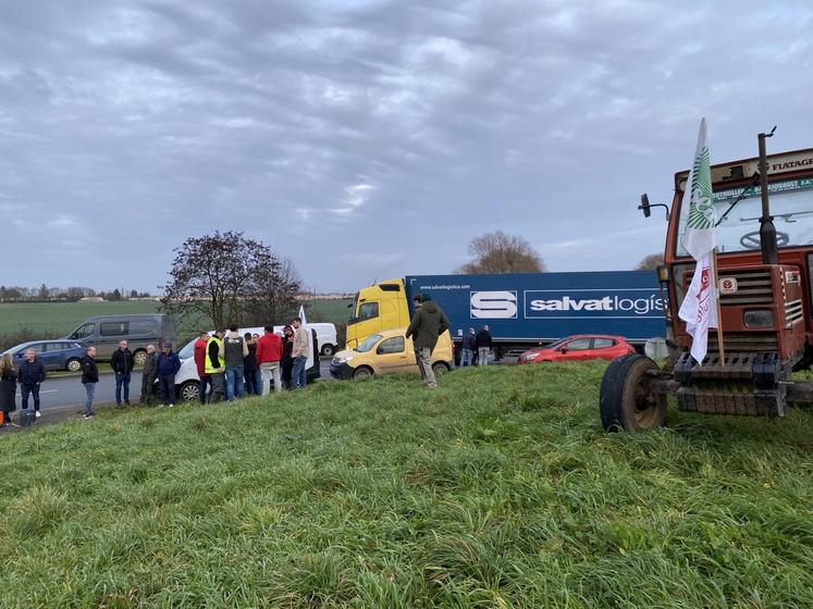 Les membres de la Fnsea et JA se sont positionnés quelques heures sur le rond-point de l'autoroute de La Crèche, mercredi 10 décembre en fin d'après-midi.