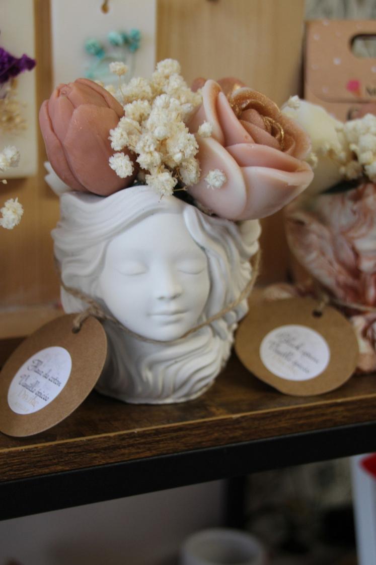 Ces têtes de femmes en gesmonite deviennent des vases pour des bouquets de bougies.