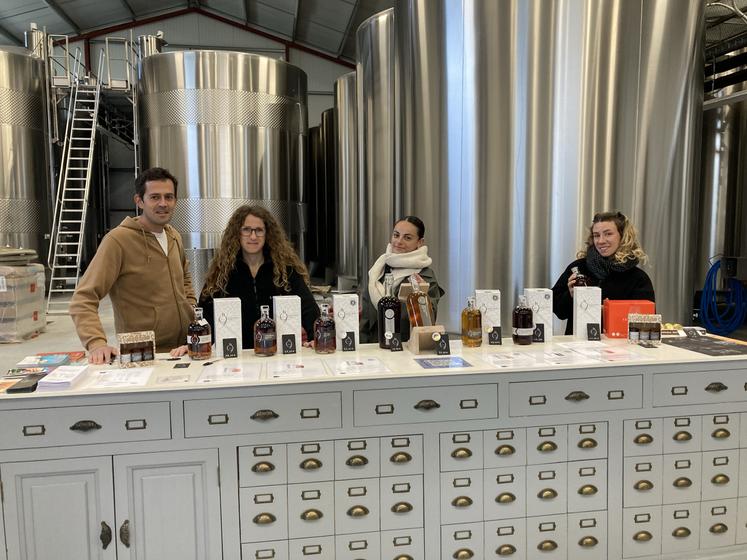 De gauche à droite : Jérôme Vrignaud, sa femme Célia, Camille l'apprentie et Alison, salariée de la distillerie Les 1309.