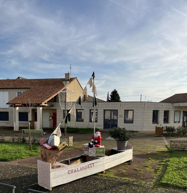 À Chalandray, le Père Noël est posté devant la mairie.