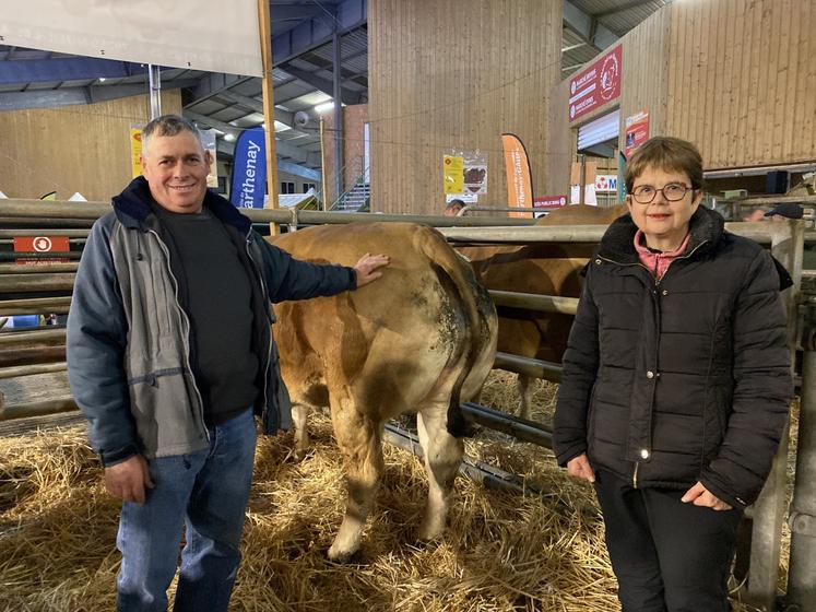 Jean-François et Cosette Robert (Gourgé), habitués du concours, ont remporté, entre autres, un grand prix de championnat avec la génisse Utopie.