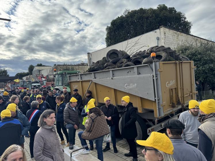 Important rassemblement devant la cité administrative.