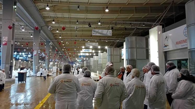 Le groupe d'agriculteurs de la FNSEA 17 a pu découvrir le fonctionnement du premier marché de France.