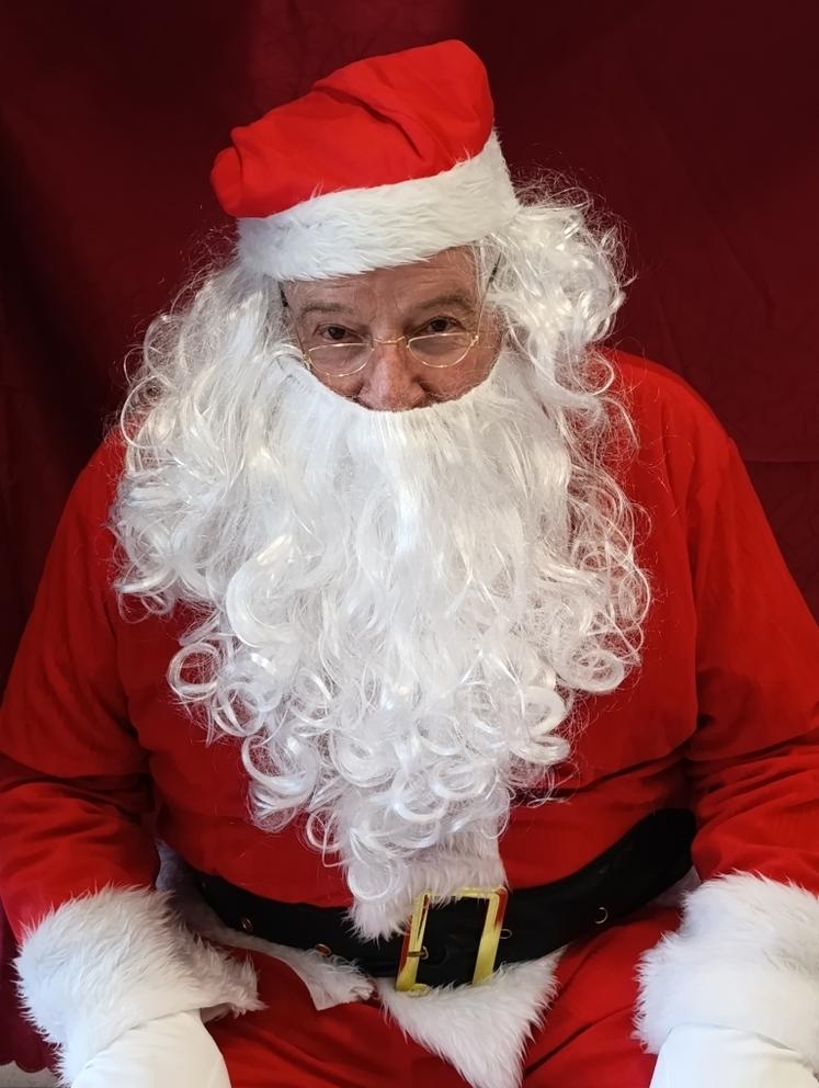 Le Père Noël au marché organisé par l'association Solidarité et entraide sans frontières de Gizay.