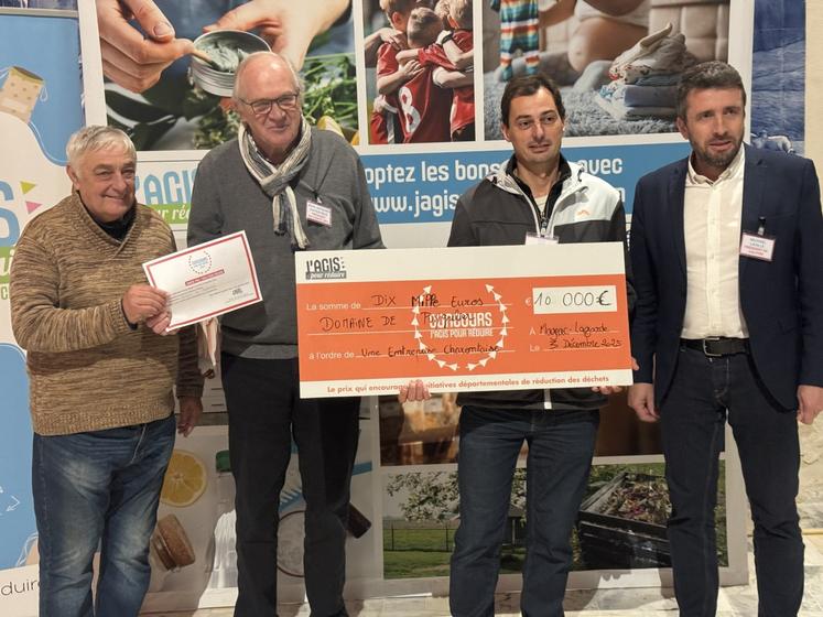 Denis Cardinault et le Domaine de Puygrelier ont remporté le Grand Prix "J'agis pour réduire" organisé par Calitom, le syndicat mixte de collecte et de traitement des déchets ménagers. Un prix qui va lui permettre de financer deux projets de réduction de déchets.