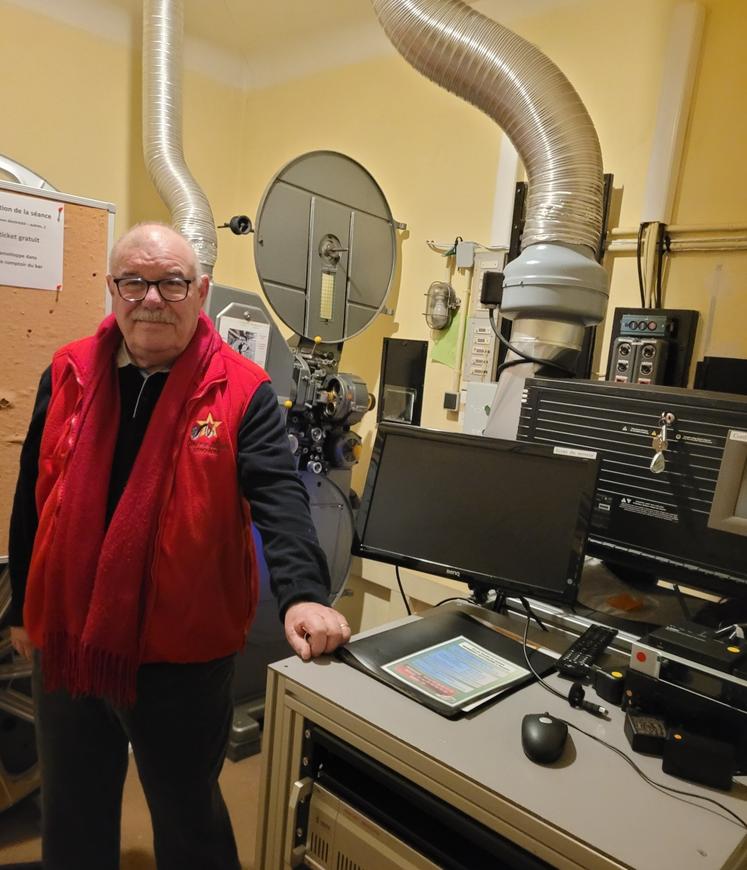 Roland Renié est exploitant du cinéma l'Étoile de Lencloître. Ici, l'histoire trône dans la pièce de projection avec son appareil à bobines de 35 mm. Le numérique a débarqué en 2011.
