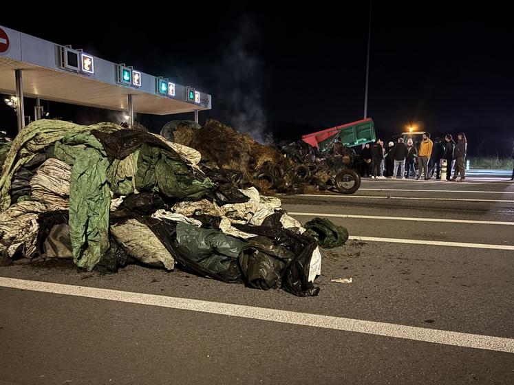 Près de 20 remorques de déchets ont été déversées devant le péage de l'A10 à Poitiers Sud, qui a été bloqué dès mardi 20h30.