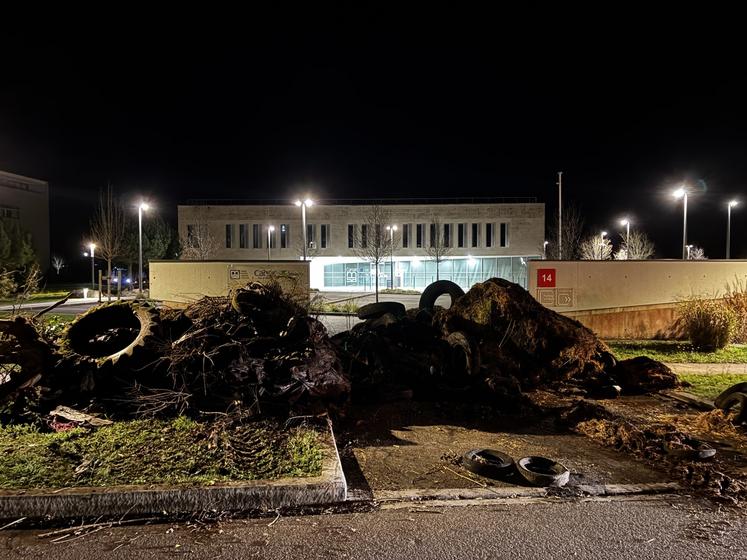 La Coordination rurale a mené une action le jeudi 18 décembre, en déversant des déchets agricoles devant le siège de la MSA des Charentes à L'Isle-d'Espagnac.
