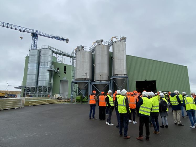 L'AG a permis de visiter les nouvelles unités de Pamproux : l'usine de micronutrition (à droite) et celle de trituration, dont la mise en route est prévue d'ici quelques semaines.