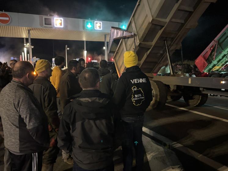 manifestation 16 décembre Coordination Rurale CR86 poitiers sud feu tracteur agriculteur