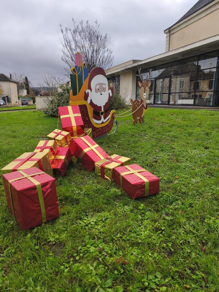 Fabriqué par une bénévole, le Père Noël de Vouneuil-sur-Vienne est installé devant la mairie.